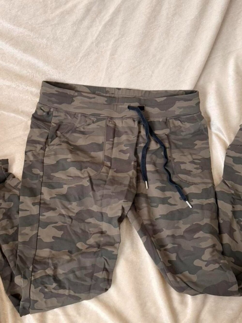 Zyia active camo unwind joggers, size large